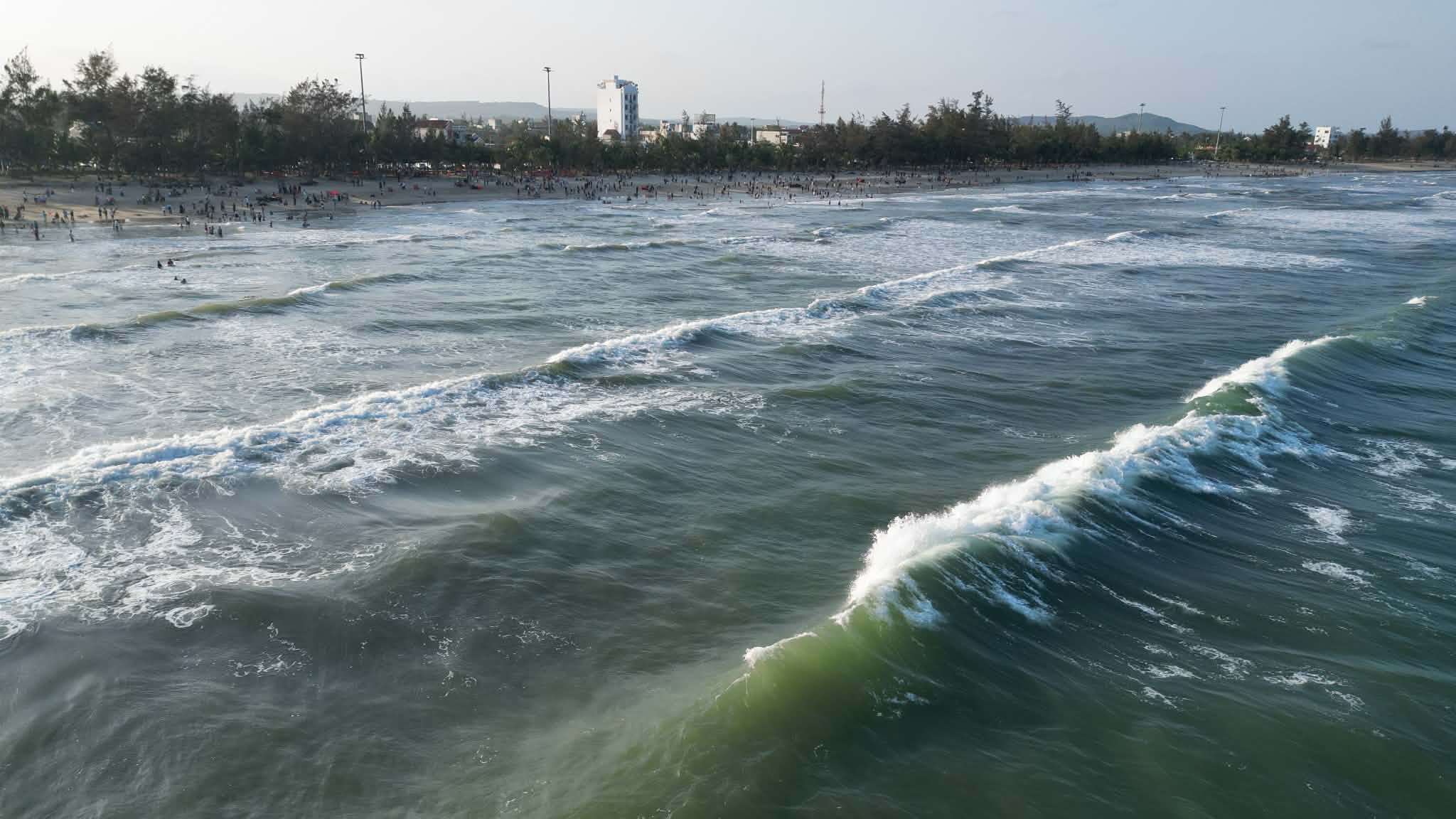 Cha mất tích, con trai tử vong khi tắm biển Mỹ Khê mùng 5 Tết, một bé gái được cứu sống - Ảnh 5.