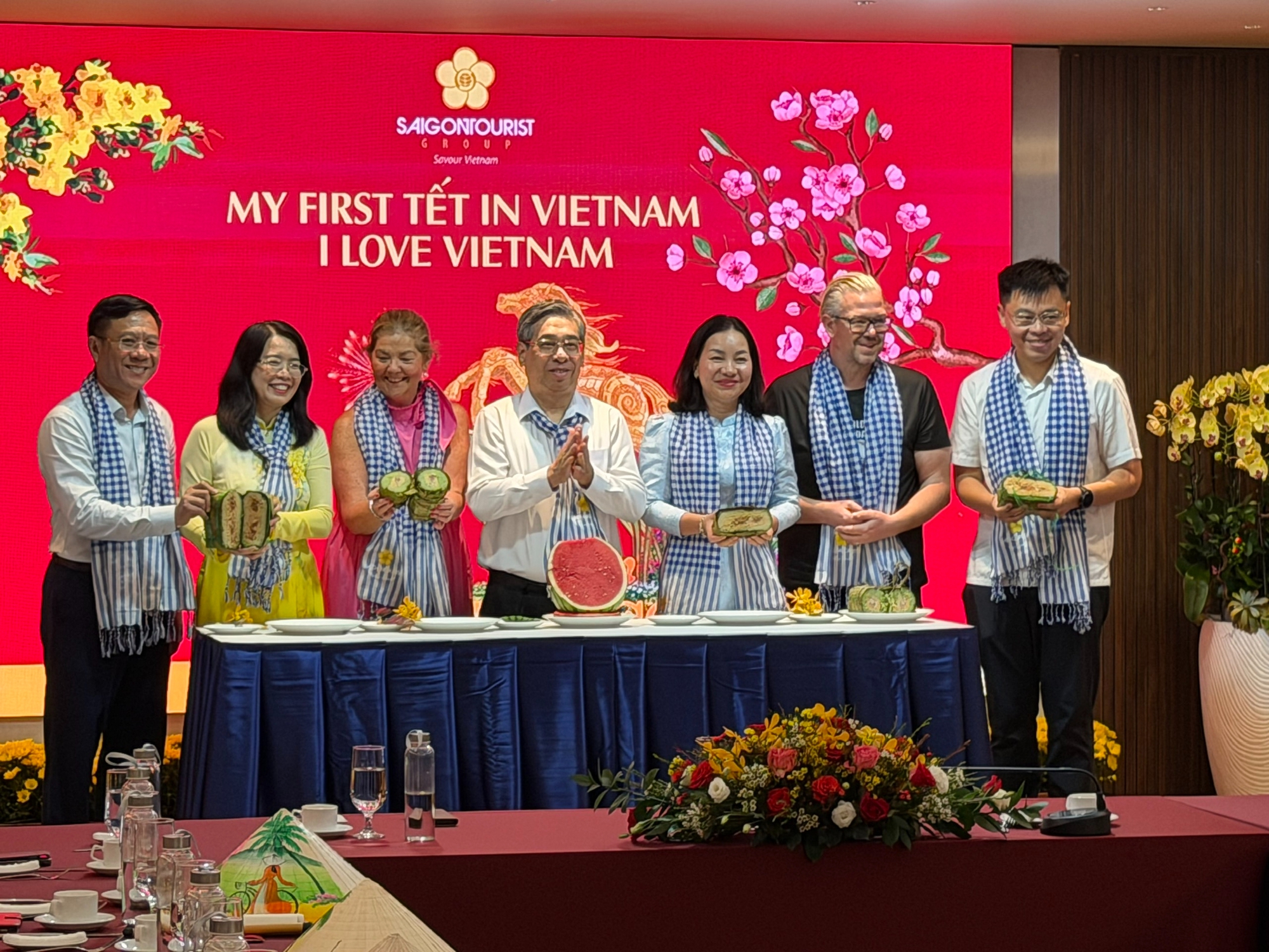 Mùng 5 Tết: Khách quốc tế đến TP.HCM bất ngờ với tiền lì xì, nhận tranh thư pháp 2 khách quốc tế - Ảnh 2.