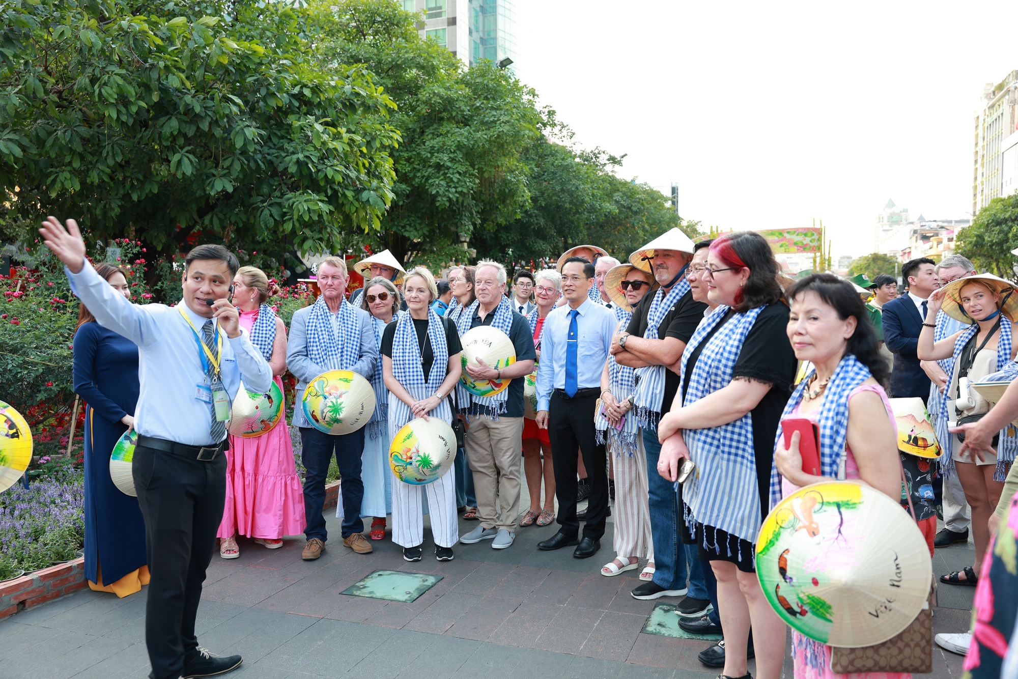 Mùng 5 Tết: Khách quốc tế đến TP.HCM bất ngờ với tiền lì xì, nhận tranh thư pháp 3 khách quốc tế - Ảnh 3.