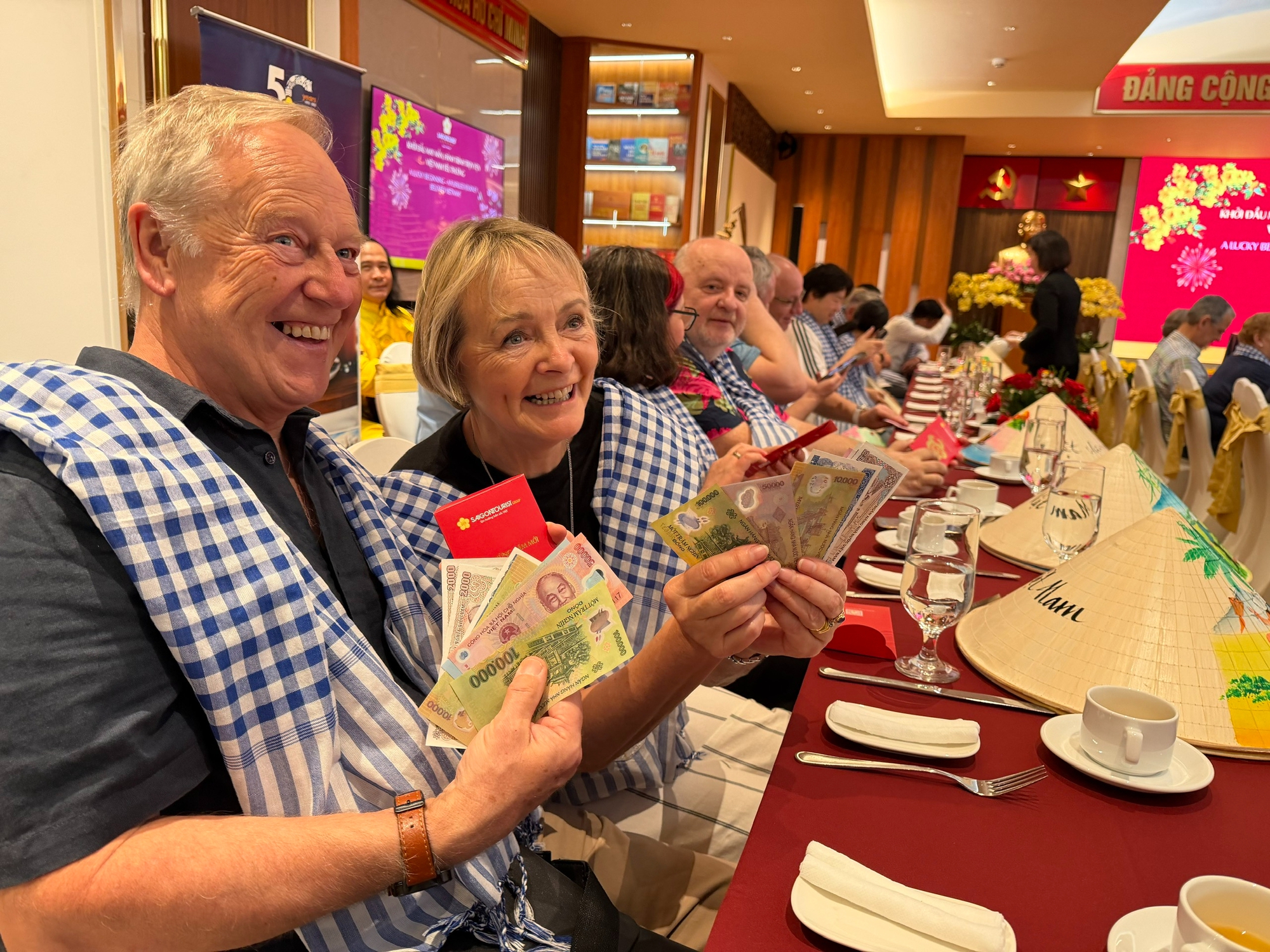 Mùng 5 Tết: Khách quốc tế đến TP.HCM bất ngờ với tiền lì xì, nhận tranh thư pháp 4 khách quốc tế - Ảnh 4.