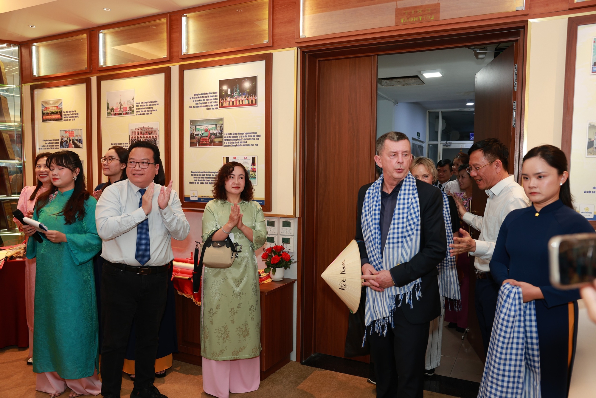 Mùng 5 Tết: Khách quốc tế đến TP.HCM bất ngờ với tiền lì xì, nhận tranh thư pháp 5 khách quốc tế - Ảnh 5.