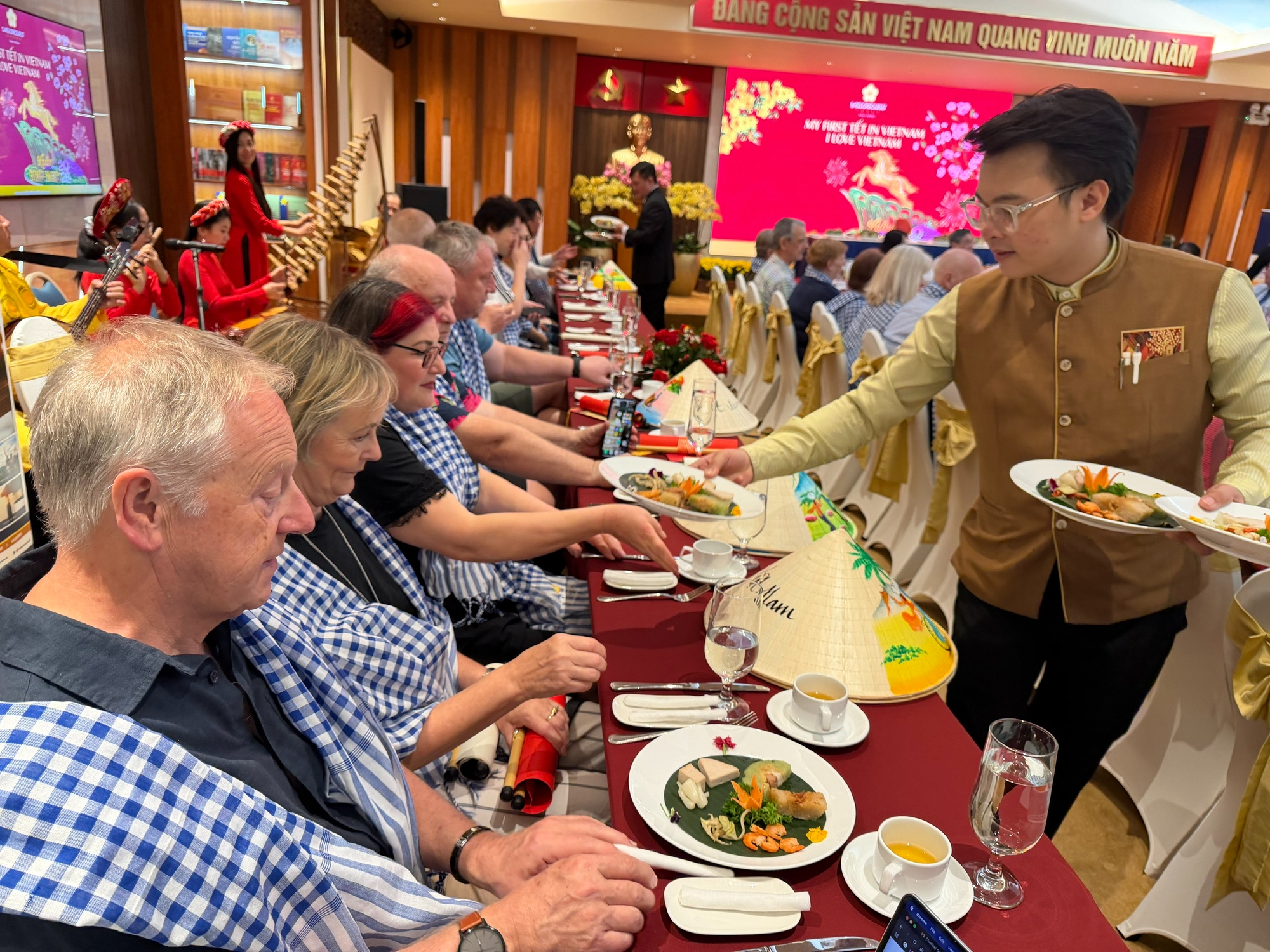 Mùng 5 Tết: Khách quốc tế đến TP.HCM bất ngờ với tiền lì xì, nhận tranh thư pháp 6 Mùng 5 Tết: Khách quốc tế đến TP.HCM bất ngờ với tiền lì xì, nhận tranh thư pháp - Ảnh 7.