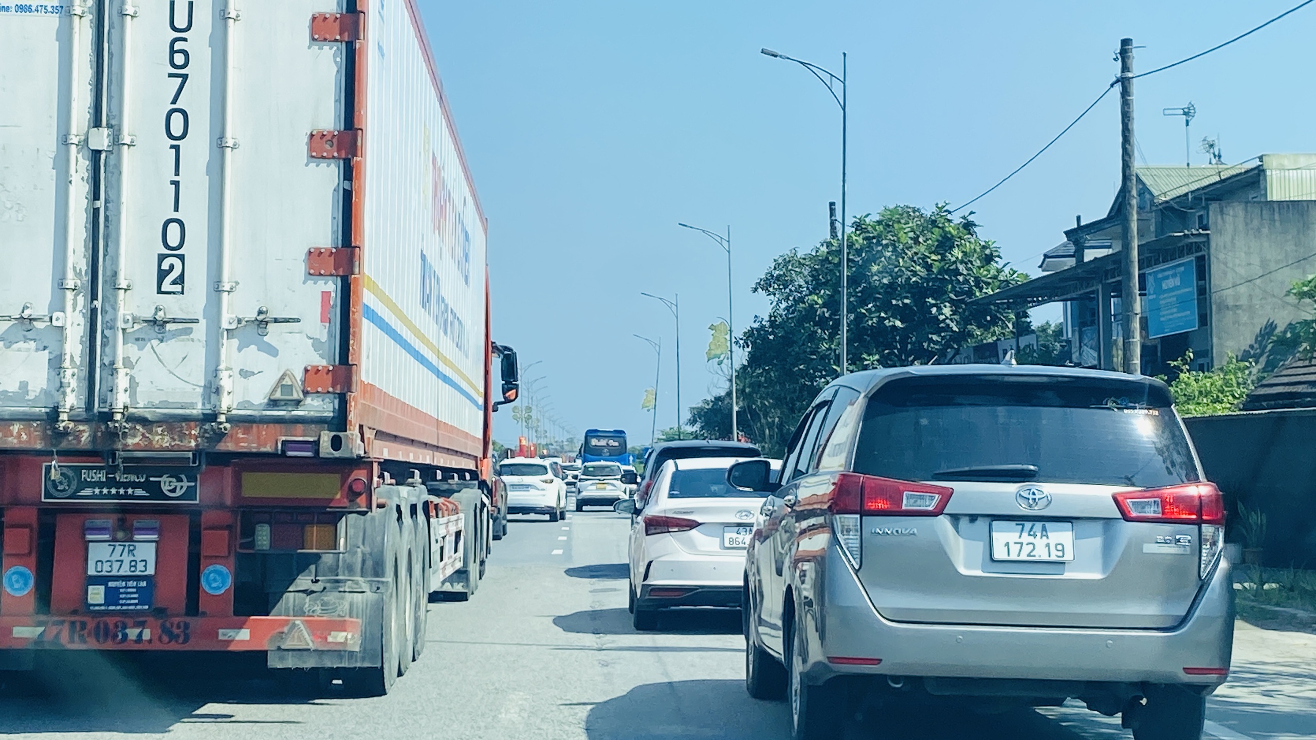 Cao tốc thi công mở rộng, xe nối đuôi thành hàng dài trên quốc lộ 1 qua miền Trung - Ảnh 2.