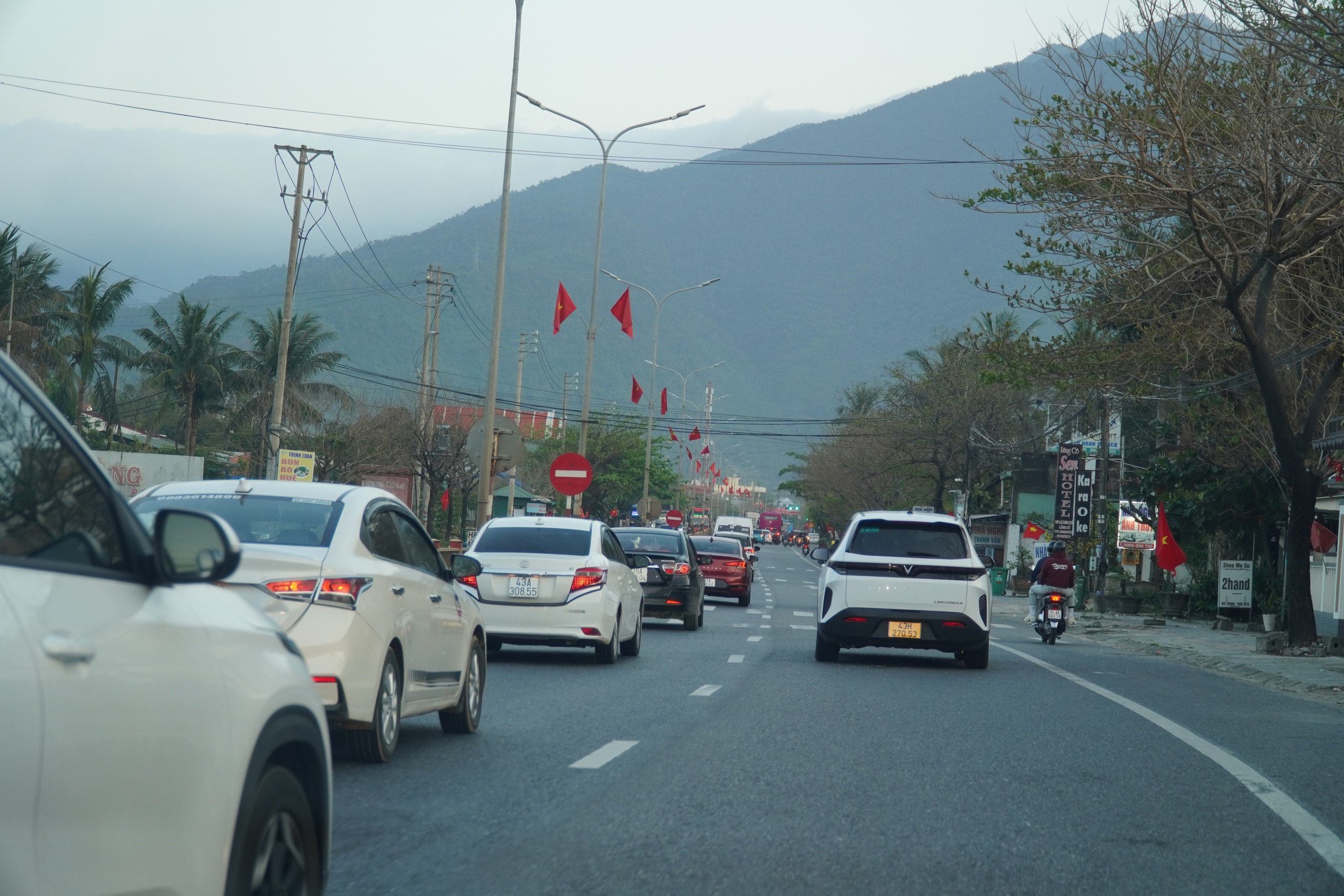 Cao tốc thi công mở rộng, xe nối đuôi thành hàng dài trên quốc lộ 1 qua miền Trung - Ảnh 3.