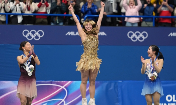 Alysa Liu (giữa) mừng HC vàng trượt băng nghệ thuật đơn nữ tại Olympic 2026. Ảnh: AP