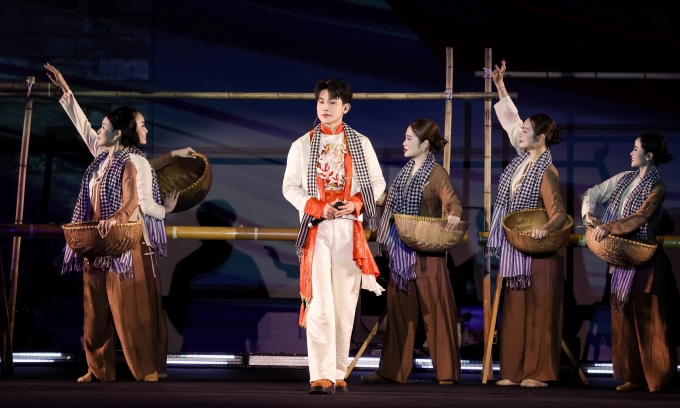 Tiêu Minh Phụng cùng vũ đoàn diễn hoạt cảnh trong tiết mục. Ảnh: Nhân vật cung cấp