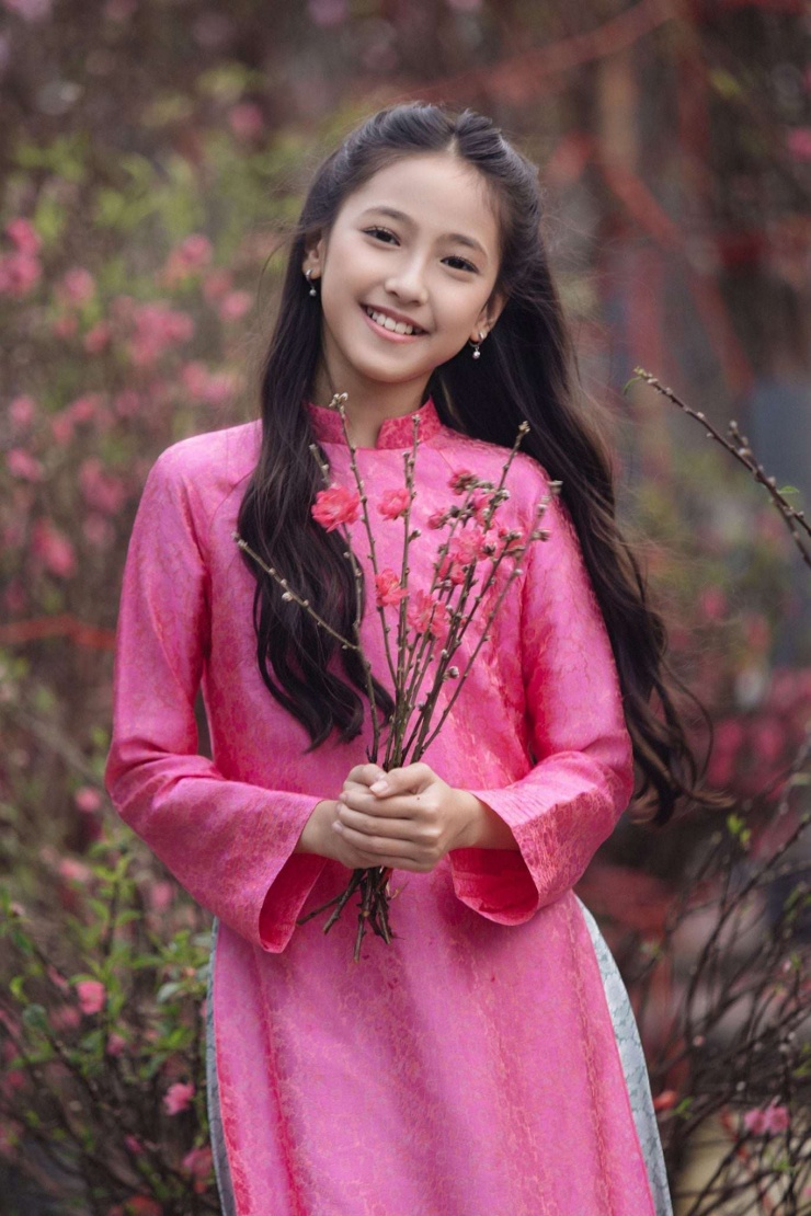 Mỹ nhân duy nhất Việt Nam đăng quang hoa hậu ở tuổi 16 khoe con gái xinh đẹp, thanh tú không kém mẹ 3 Vivian sớm có nhan sắc nổi bật ở tuổi 11. (Ảnh: FBNV)