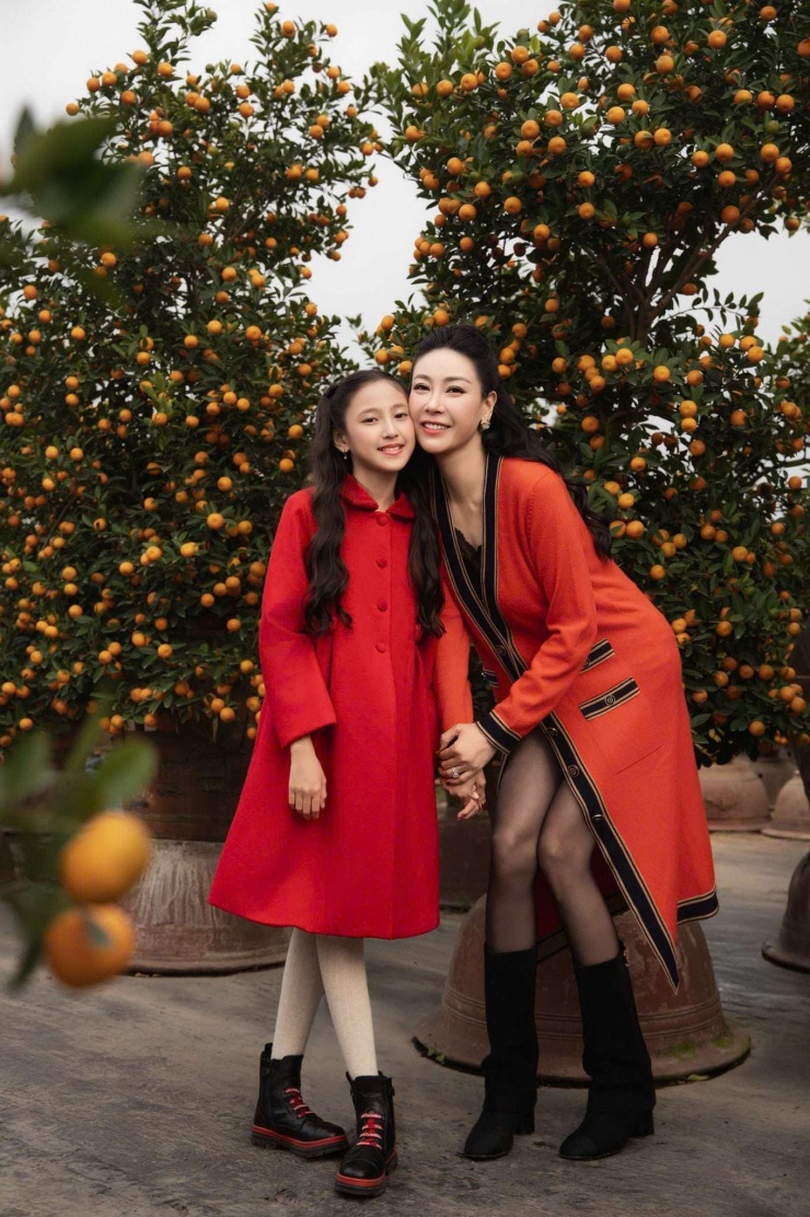 Mỹ nhân duy nhất Việt Nam đăng quang hoa hậu ở tuổi 16 khoe con gái xinh đẹp, thanh tú không kém mẹ 4 Hai mẹ con Hà Kiều Anh ra Hà Nội chọn cây quất trưng bày ngày Tết. (Ảnh: FBNV)