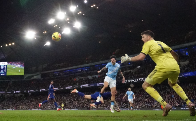 Nico O’Reilly đánh đầu ấn định chiến thắng 2-1. Ảnh: AP