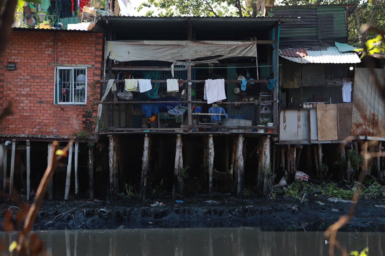 TP.HCM nhìn từ sông Sài Gòn: Những cuộc đời 'ký gửi' ven kênh- Ảnh 6.