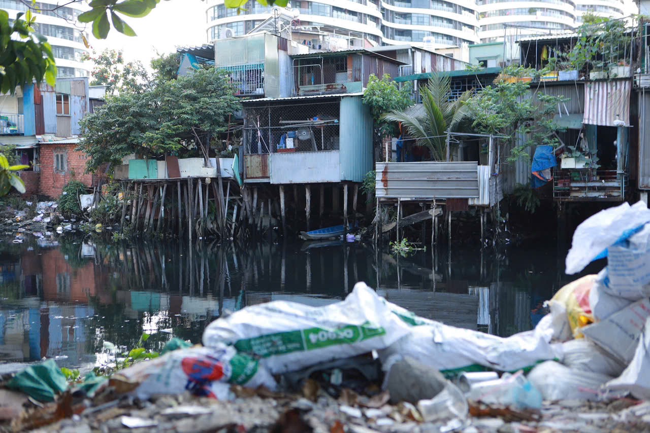 TP.HCM nhìn từ sông Sài Gòn: Những cuộc đời 'ký gửi' ven kênh- Ảnh 7.