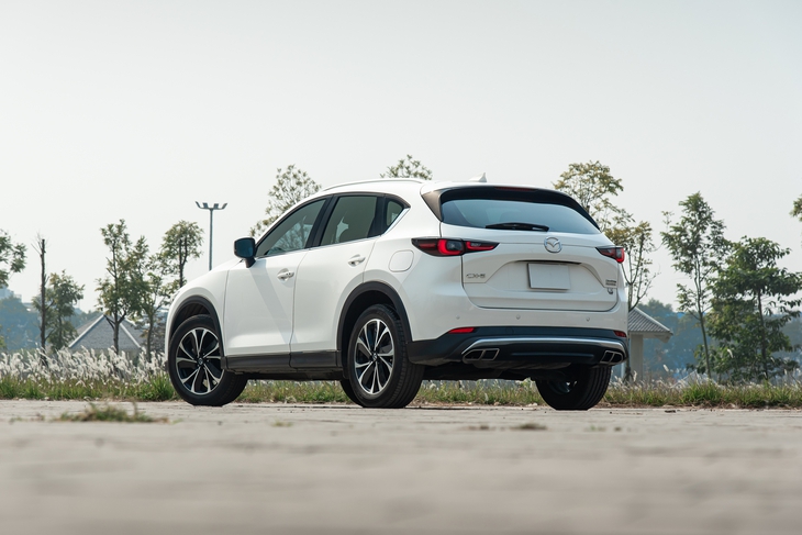 Giải mã nghịch lý Mazda CX-5: Vì sao món hời ‘cũ kỹ’ này vẫn đè bẹp đối thủ mới toanh?- Ảnh 13. 'Mazda CX-5 món cũ nhưng no lâu, Honda CR-V, Ford Territory vẫn khó vượt mặt' - Ảnh 13.