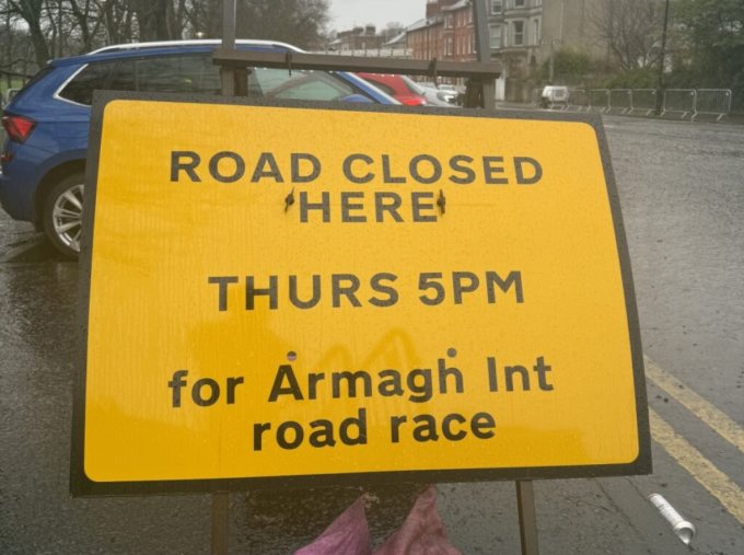 Biển báo đường đua trên phố The Mall vào ngày thi đấu. Ảnh: Canadian Running