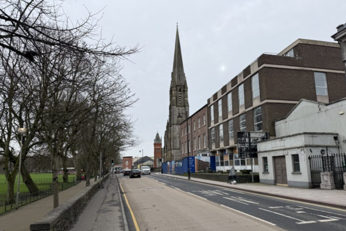 The Mall là tuyến đường hai làn bao quanh một điểm tập kết quân sự cũ, nay đã được chuyển đổi thành sân cricket ở Armagh, Northern Ireland. Ảnh: Canadian Running