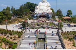 Hàng vạn du khách hành hương về Núi Cấm ngày mùng 4 Tết