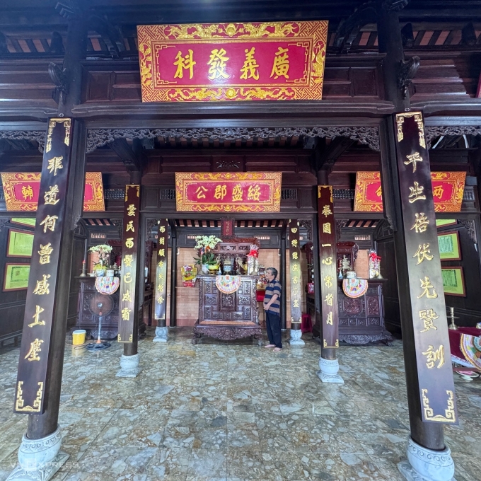 Nhà thờ thái sư Trương Đăng Quế tái hiện bốn chữ Hán Quảng Ngãi phát khoa, thể hiện niềm tự hào truyền thống khoa bảng. Ảnh: Phạm Linh