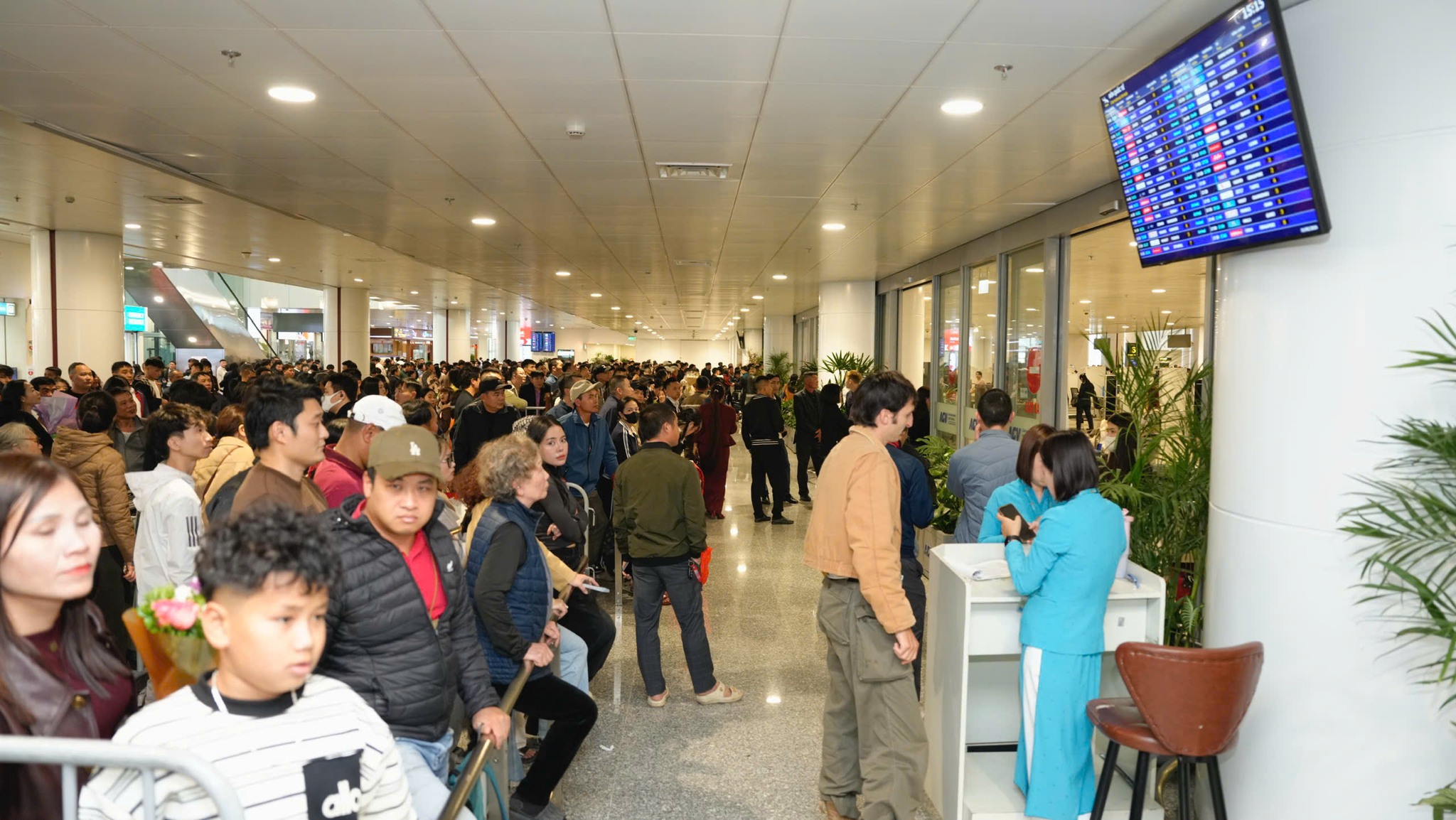 Nội Bài lập kỷ lục hơn 124.000 khách ngày cuối kỳ nghỉ Tết - Ảnh 6.