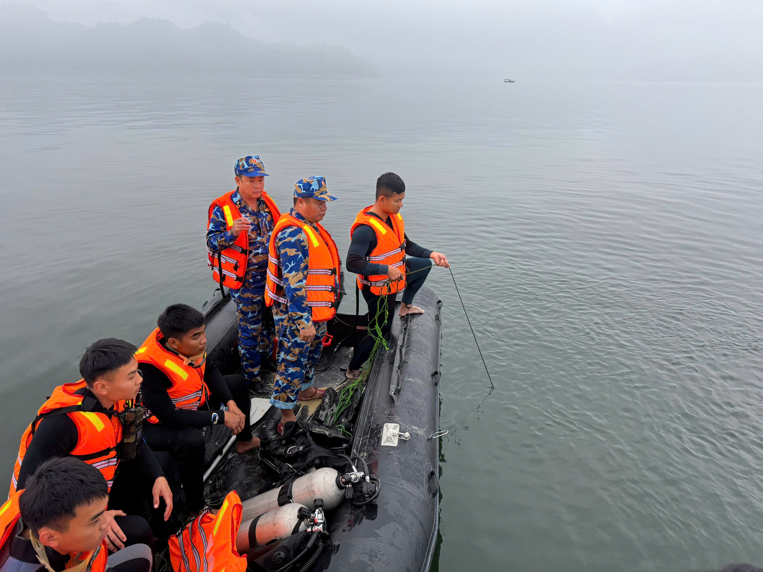 Khẩn trương điều tra nguyên nhân vụ chìm tàu chở khách trên hồ Thác Bà - Ảnh 2. hồ thác bà - Ảnh 2.