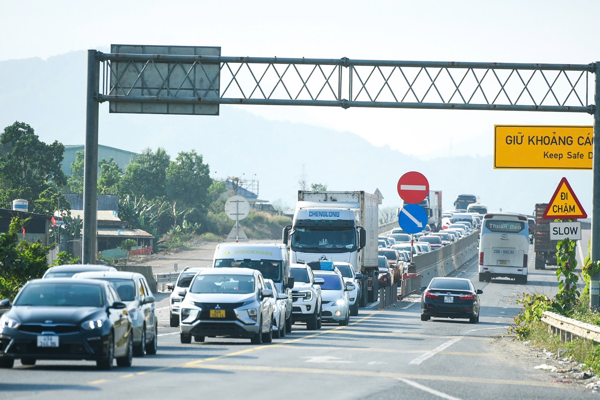 Trở lại miền Nam sau Tết, nhiều tài xế 'mắc kẹt' ở cửa ngõ Đà Nẵng- Ảnh 2.