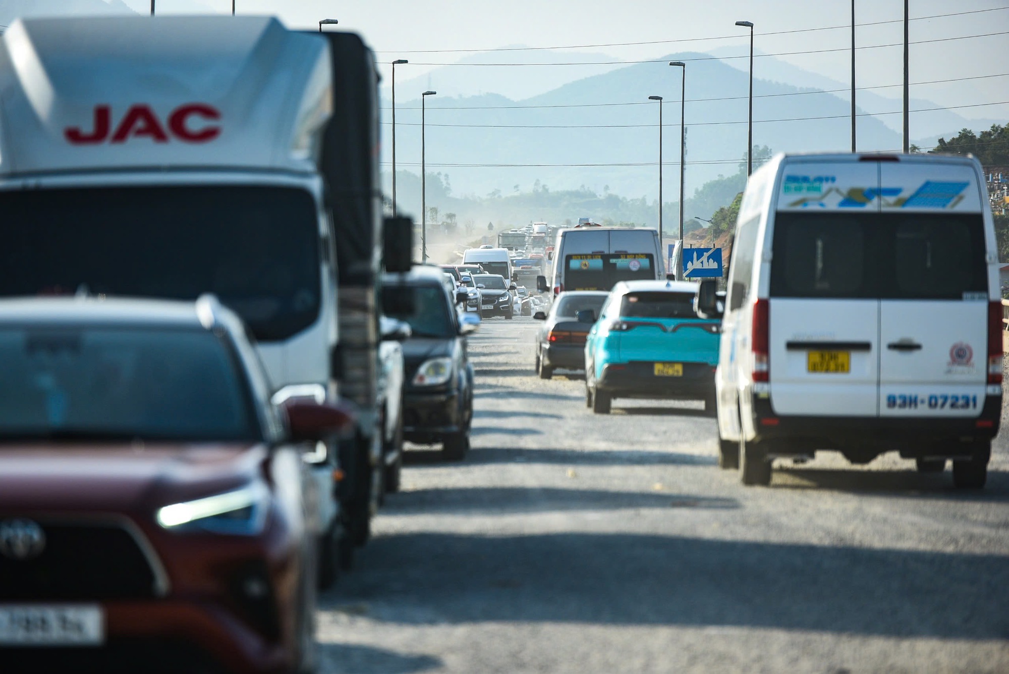 Trở lại miền Nam sau Tết, nhiều tài xế 'mắc kẹt' ở cửa ngõ Đà Nẵng- Ảnh 3.