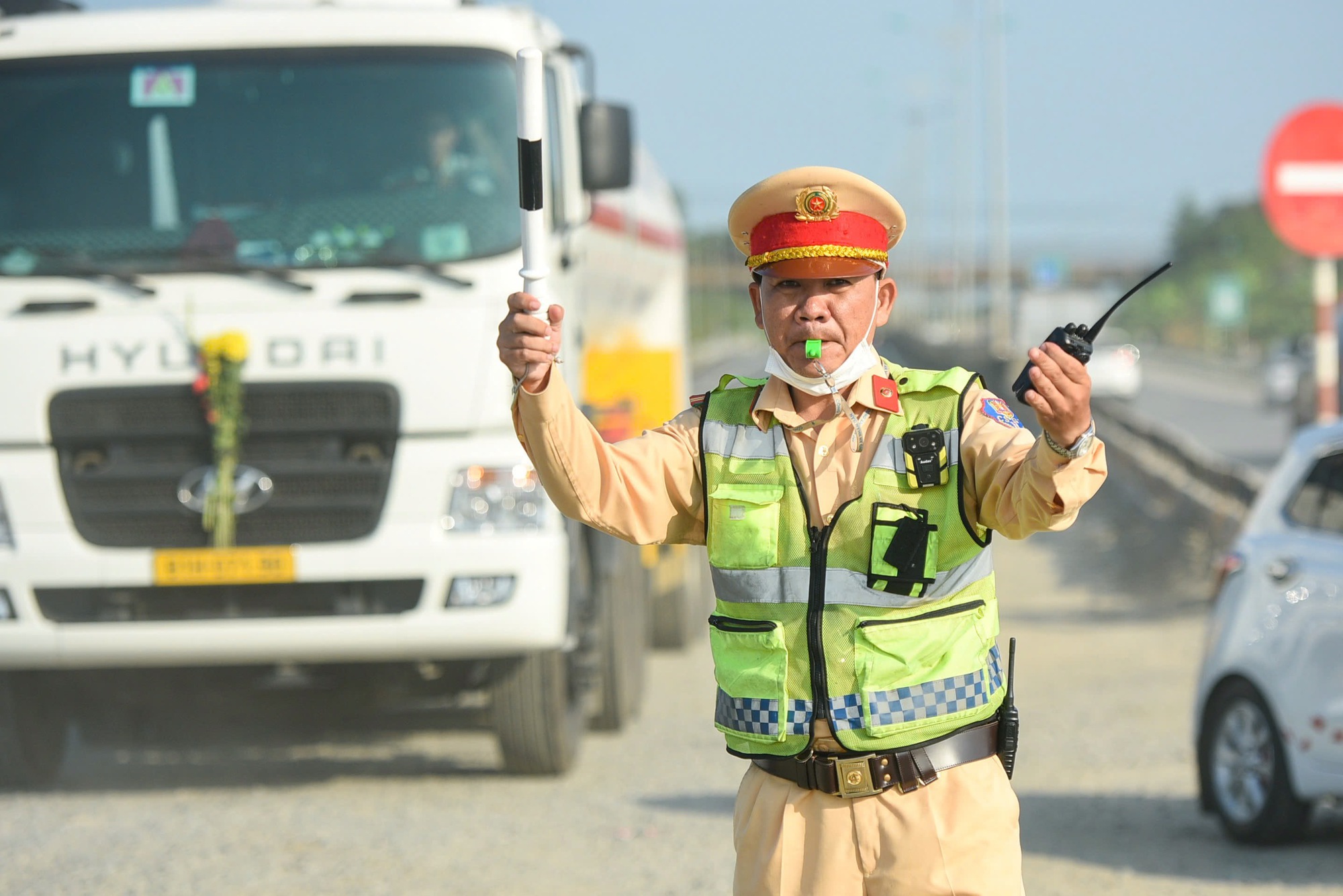 Trở lại miền Nam sau Tết, nhiều tài xế 'mắc kẹt' ở cửa ngõ Đà Nẵng- Ảnh 4.