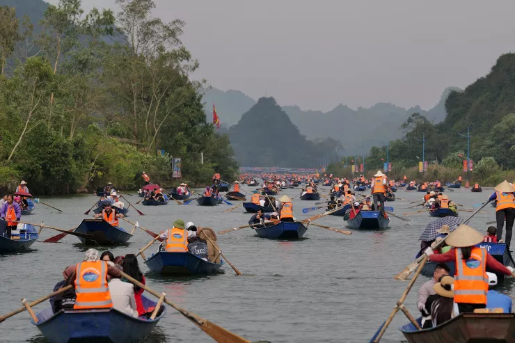 Đò chùa Hương khởi hành từ bến Đục, đi trên suối Yến. Ảnh: Giang Huy