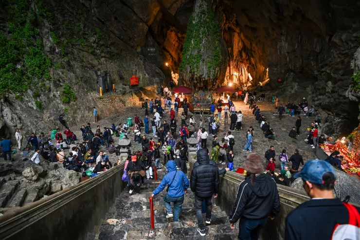 Nhiều người chen chân hứng giọt nước được ví như từ bầu sữa mẹ chảy ra. Ảnh: Giang Huy