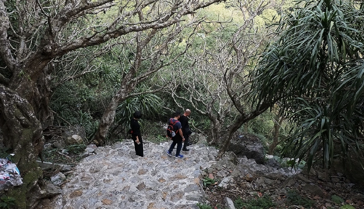 Trekking động Tuyết Sơn. Ảnh: VOV