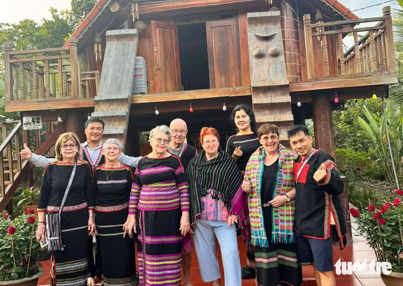 Khách Tây check-in buôn cổ, lên máy cày đi làm rẫy - Ảnh 6.