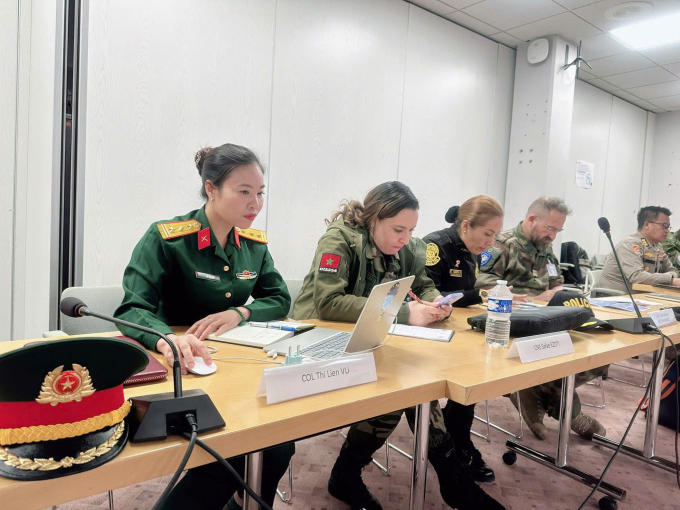 Thượng tá Vũ Thị Liên trong một buổi đào tạo Sĩ quân huấn luyện của Liên Hợp Quốc. Ảnh: NVCC