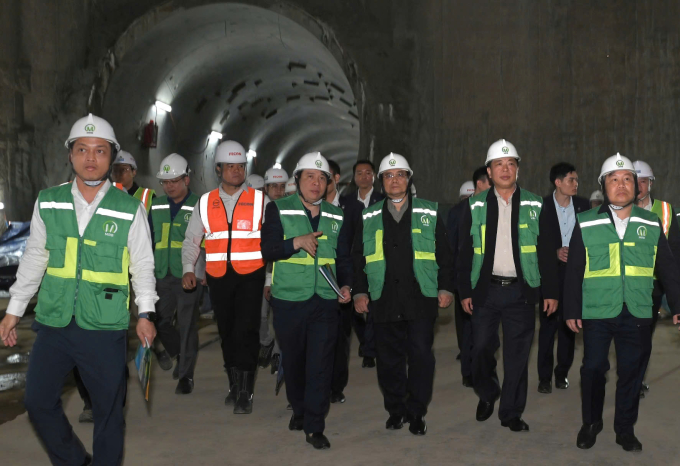 Thủ tướng và đoàn công tác khảo sát thực địa trong hầm thi công dự án metro Nhổn - ga Hà Nội. Ảnh: MRB