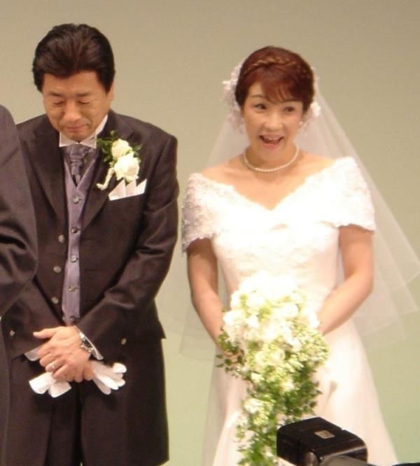 Những đôi “trai tài gái sắc” trên chính trường Nhật Bản, Thủ tướng Sanae Takaichi ở hạng cao  - Ảnh 3.