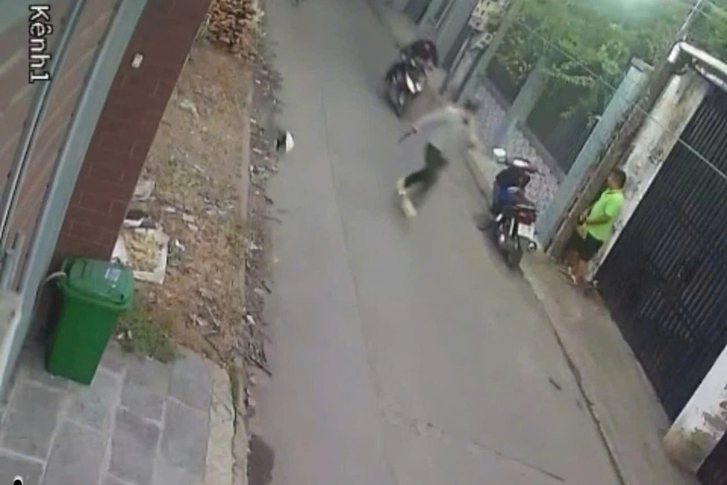 Tạt xăng đốt, rượt chém người mùng 1 Tết: Hành vi côn đồ, tội chồng tội? - 2