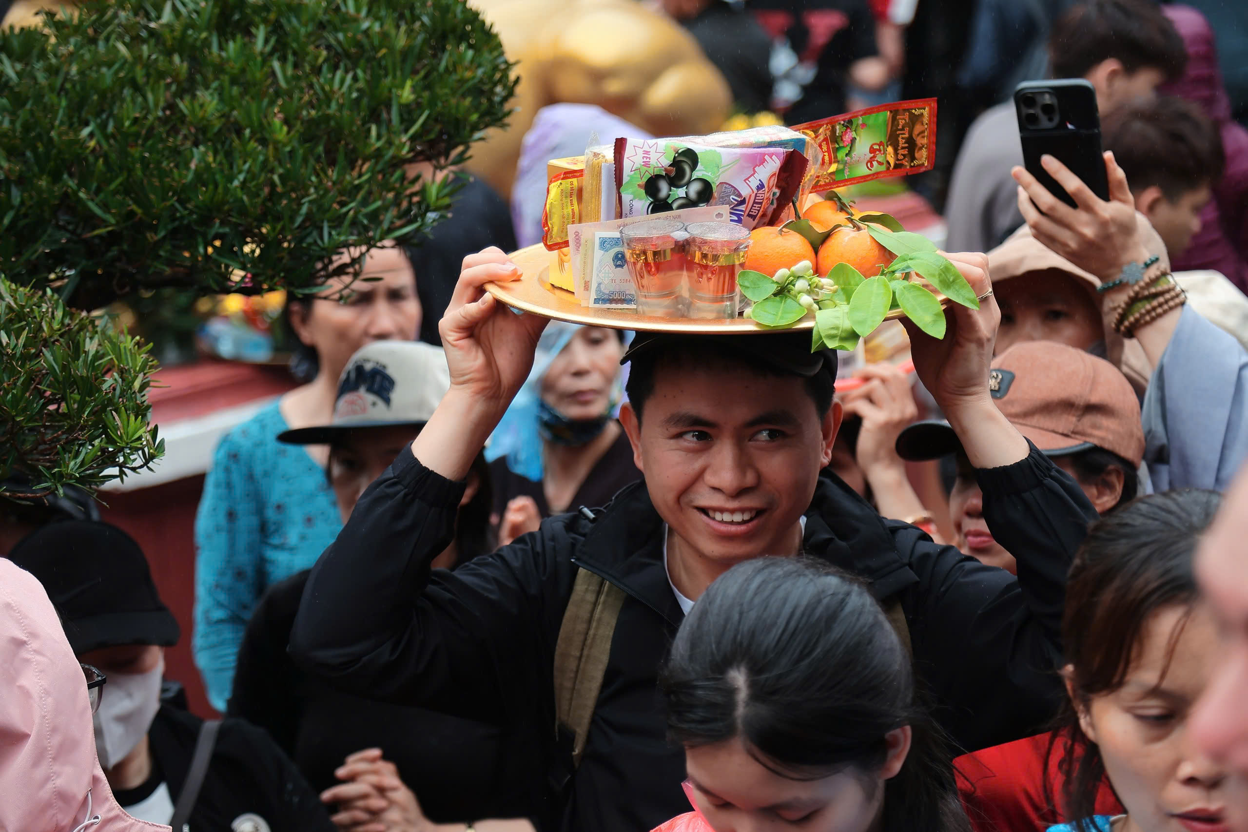 Hàng nghìn du khách 