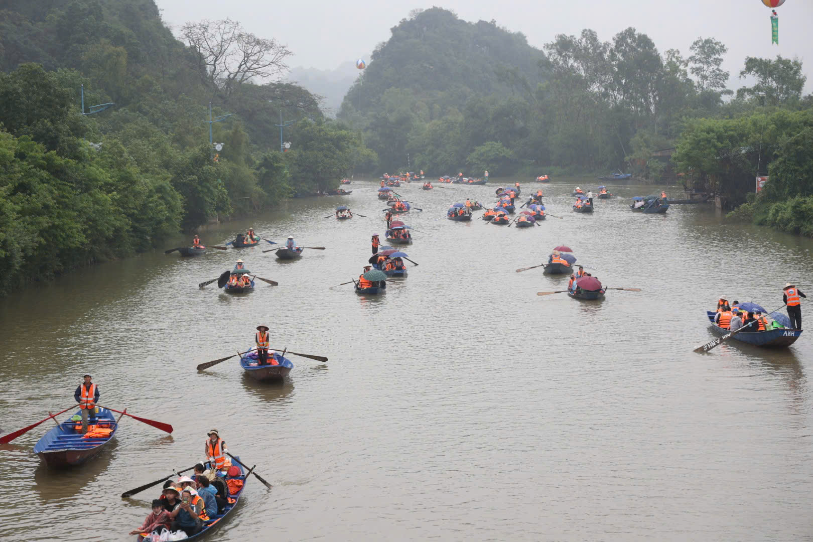 Hàng nghìn du khách 