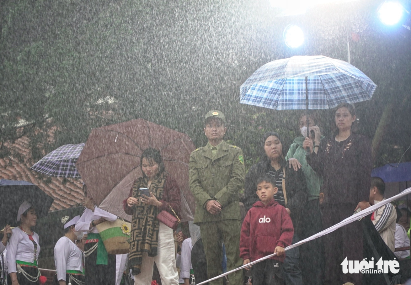 Thuyền 'chạy bằng cơm’ bon bon chở khách trẩy hội Chùa Hương - Ảnh 4. Chùa Hương khai hội: Bến Đục vắng xuồng máy, du khách nô nức trẩy hội mùng 6 Tết - Ảnh 3.