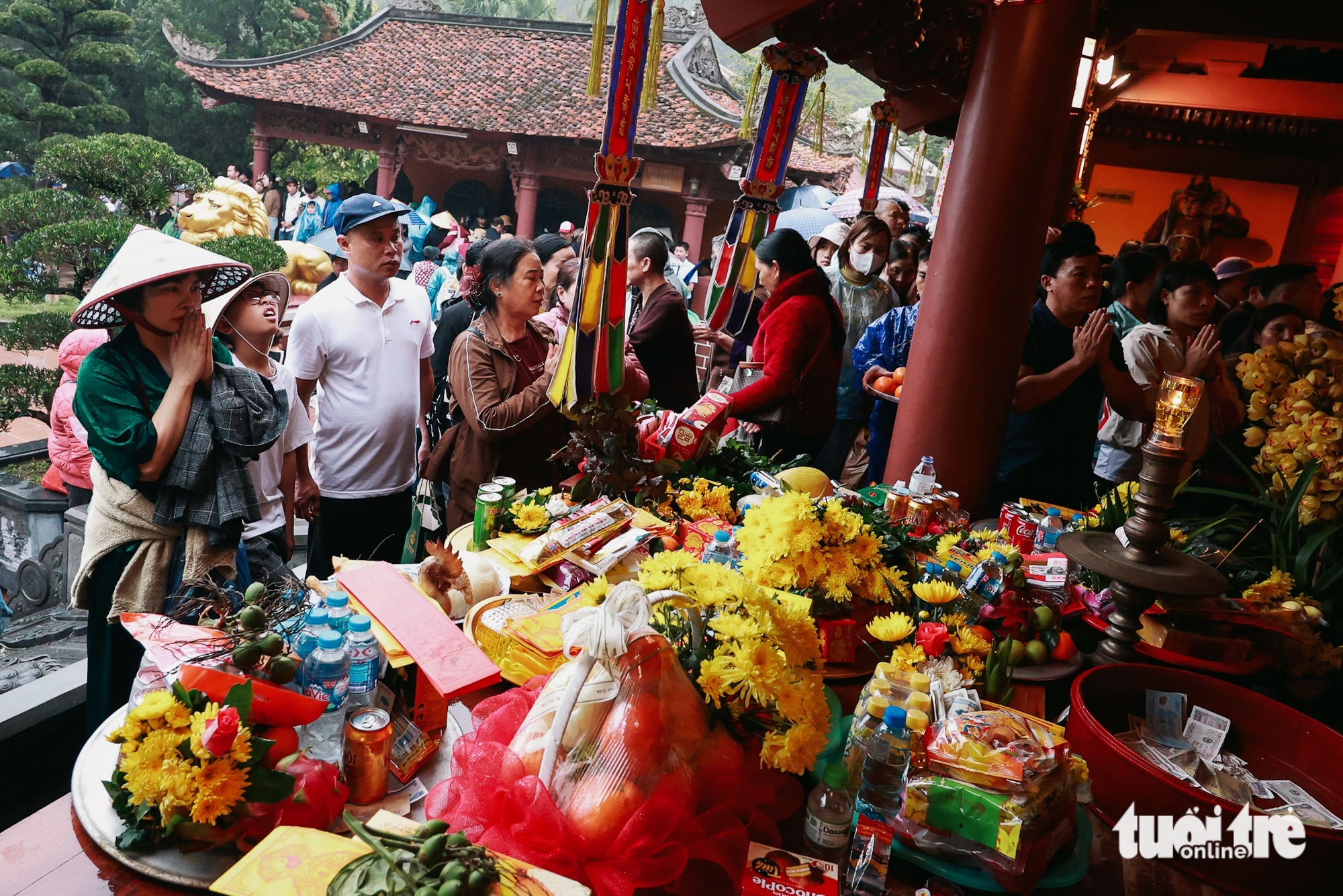 Chùa Hương khai hội: Bến Đục vắng xuồng máy, du khách nô nức trẩy hội mùng 6 Tết 1 chùa Hương - Ảnh 4.
