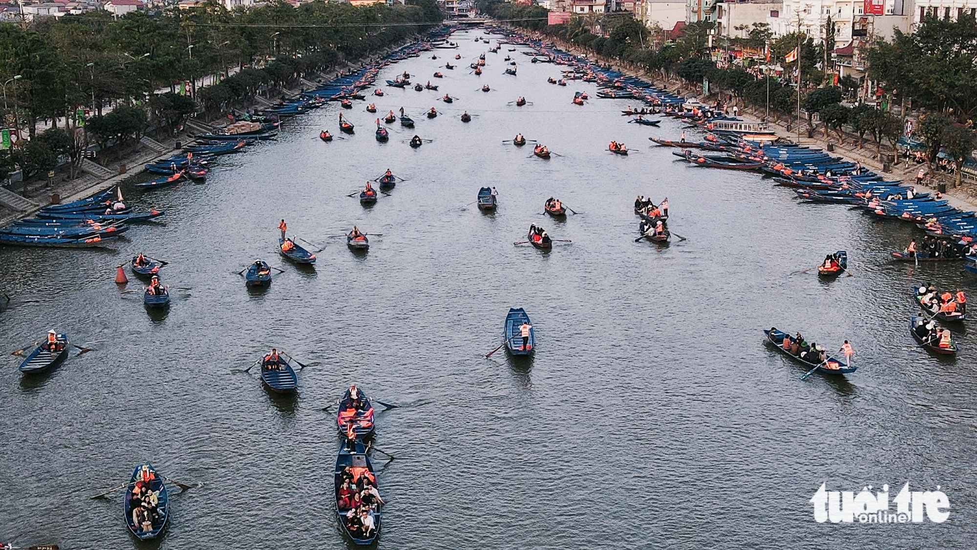 Thuyền 'chạy bằng cơm’ bon bon chở khách trẩy hội Chùa Hương - Ảnh 6. chùa Hương - Ảnh 5.