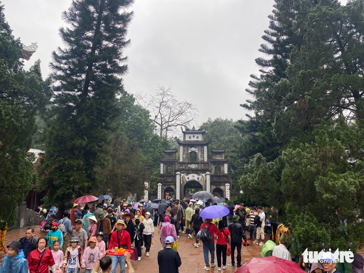 Thuyền 'chạy bằng cơm’ bon bon chở khách trẩy hội Chùa Hương - Ảnh 8. chùa Hương - Ảnh 7.