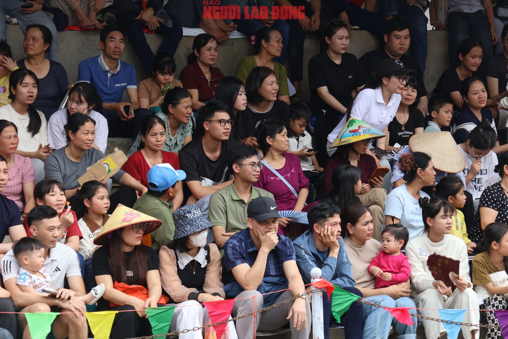 VIDEO: Mãn nhãn màn tranh tài của những nhà vô địch SEA Games với trai làng trên sới vật hội làng - Ảnh 1.