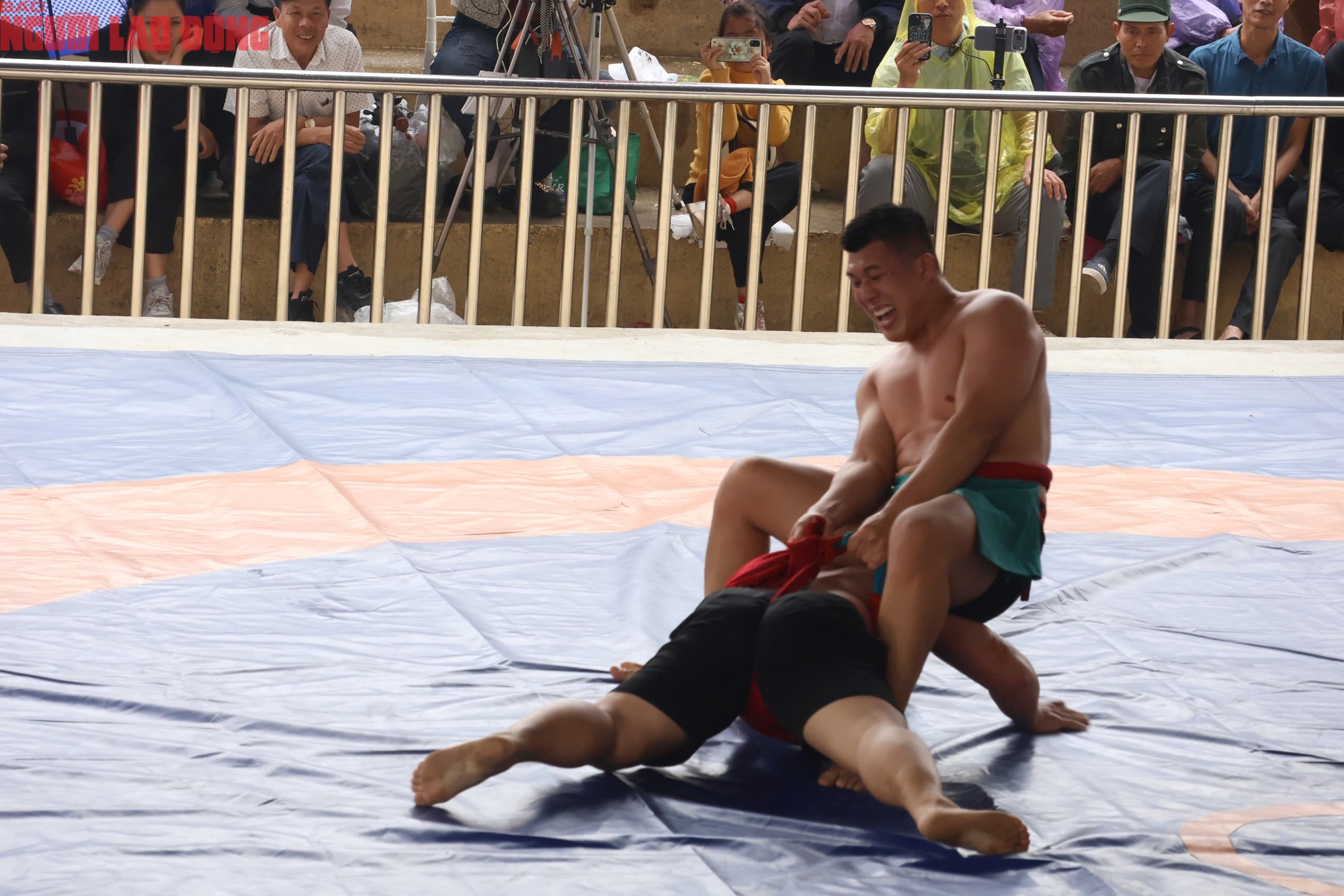 VIDEO: Mãn nhãn màn tranh tài của những nhà vô địch SEA Games với trai làng trên sới vật hội làng - Ảnh 4.