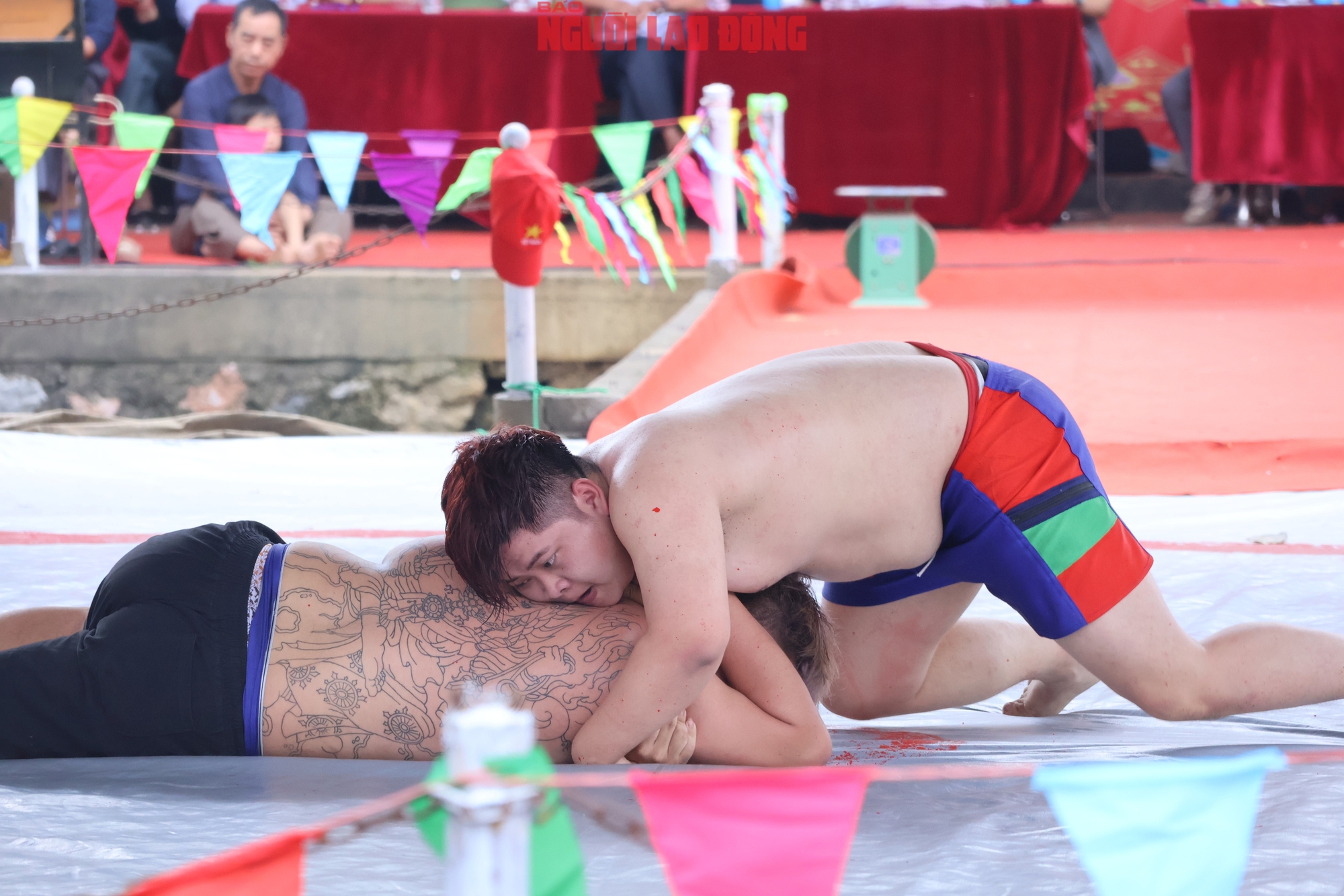 VIDEO: Mãn nhãn màn tranh tài của những nhà vô địch SEA Games với trai làng trên sới vật hội làng - Ảnh 9.