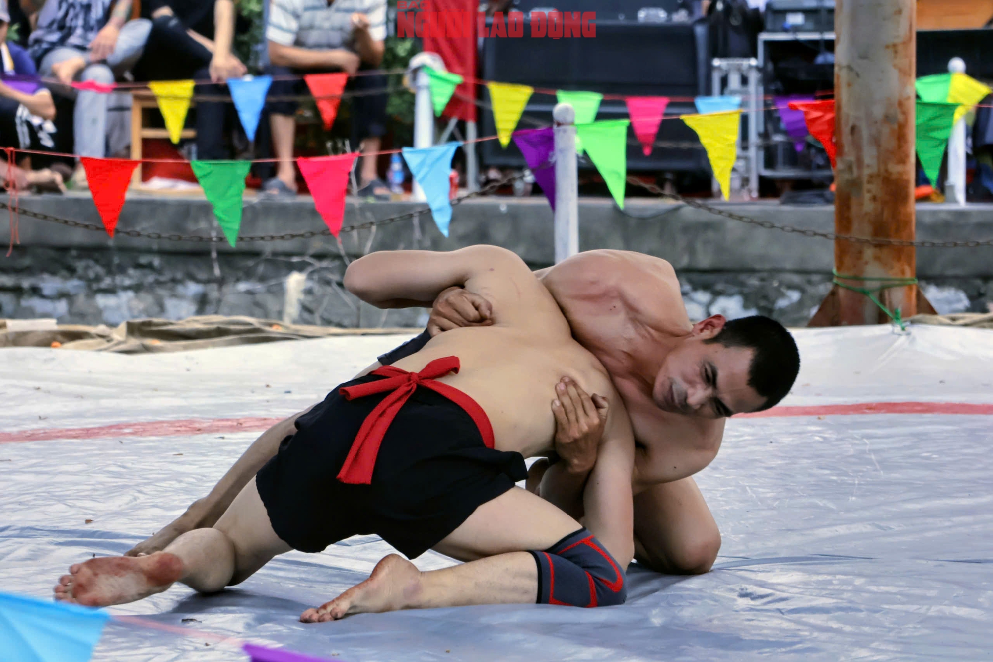 VIDEO: Mãn nhãn màn tranh tài của những nhà vô địch SEA Games với trai làng trên sới vật hội làng - Ảnh 10.