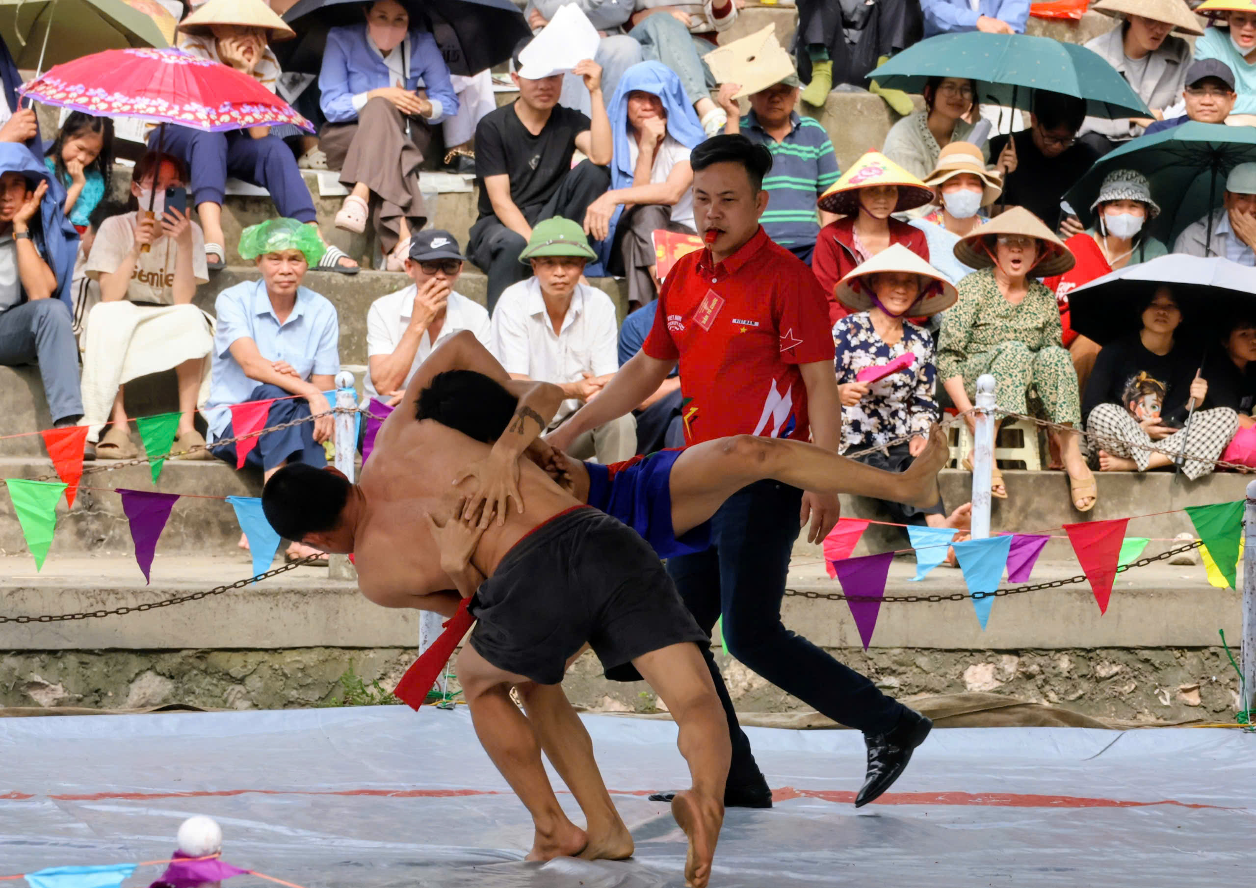 VIDEO: Mãn nhãn màn tranh tài của những nhà vô địch SEA Games với trai làng trên sới vật hội làng - Ảnh 20.