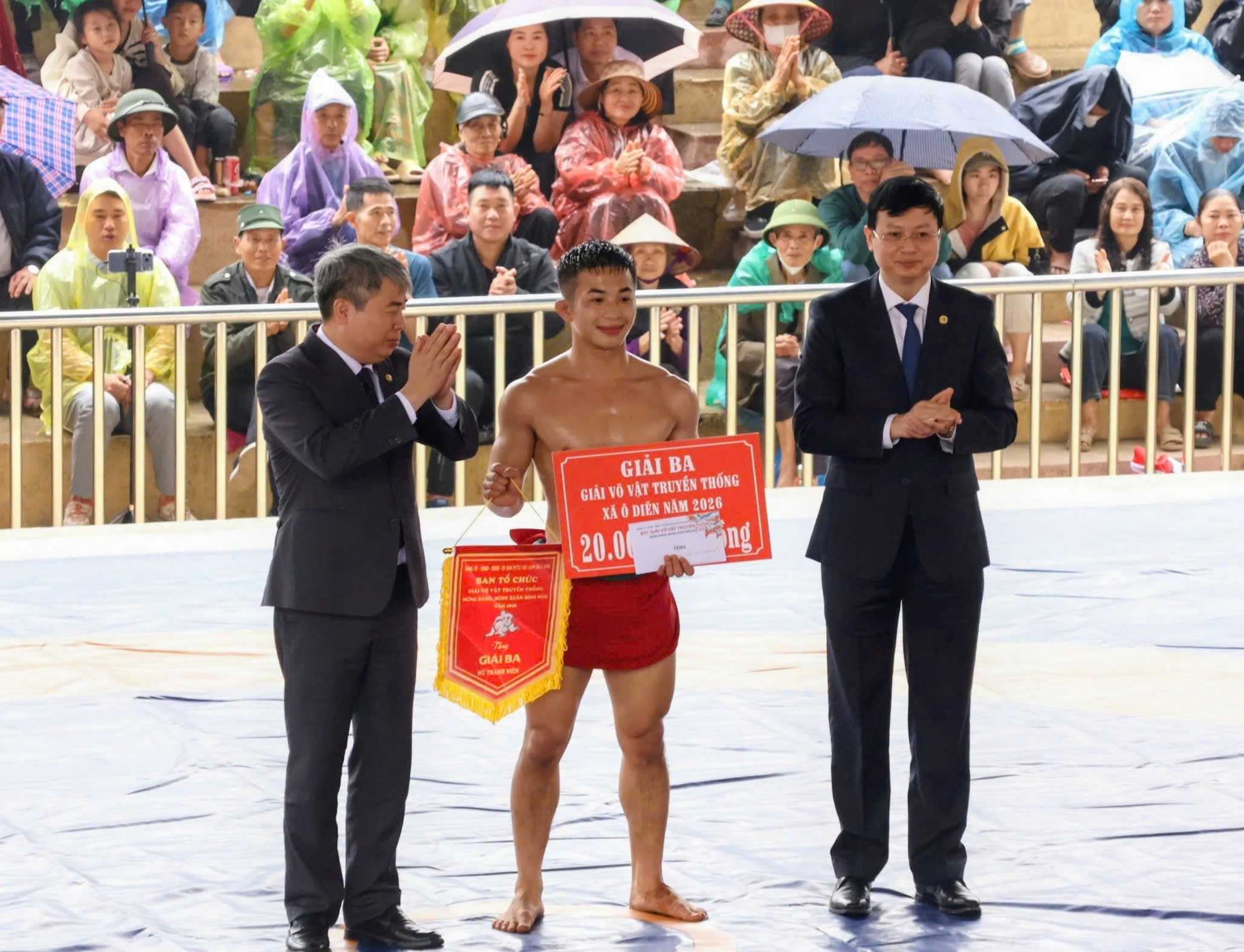 VIDEO: Mãn nhãn màn tranh tài của những nhà vô địch SEA Games với trai làng trên sới vật hội làng - Ảnh 21.