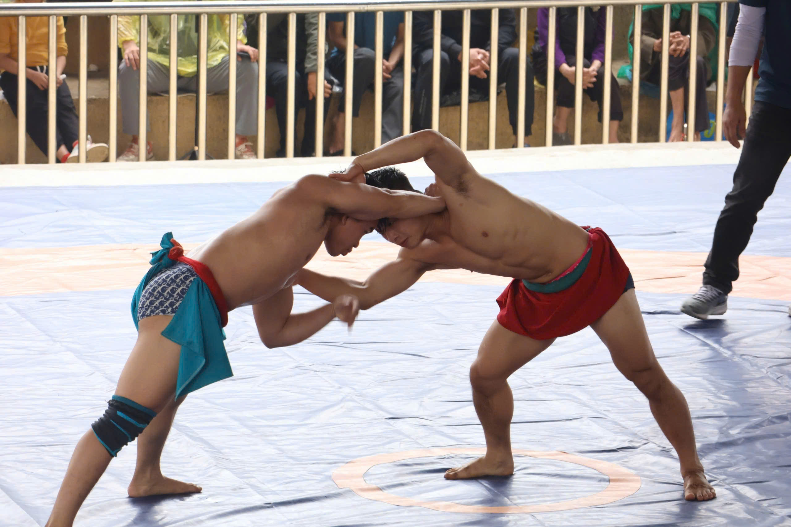 VIDEO: Mãn nhãn màn tranh tài của những nhà vô địch SEA Games với trai làng trên sới vật hội làng - Ảnh 23.