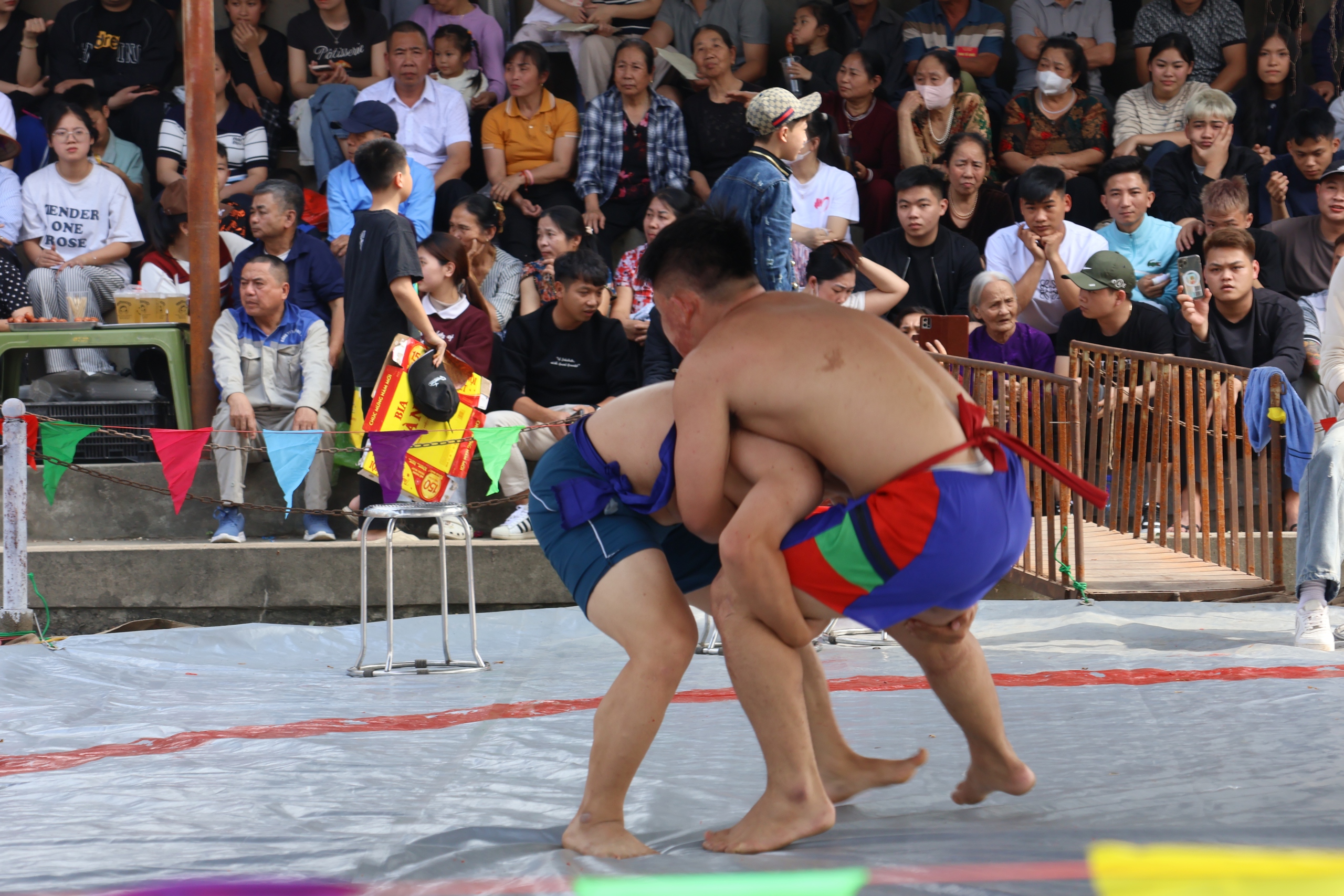 VIDEO: Mãn nhãn màn tranh tài của những nhà vô địch SEA Games với trai làng trên sới vật hội làng - Ảnh 24.