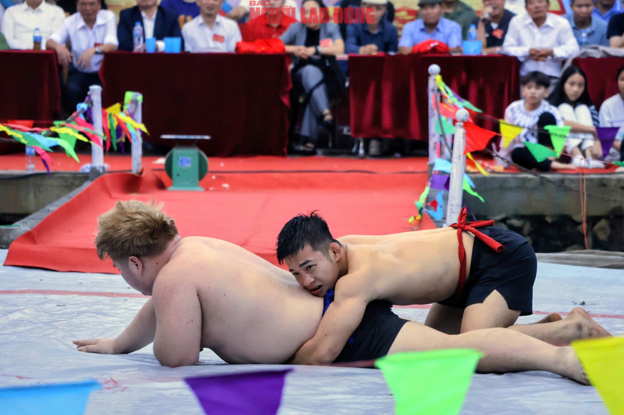 VIDEO: Mãn nhãn màn tranh tài của những nhà vô địch SEA Games với trai làng trên sới vật hội làng - Ảnh 25.