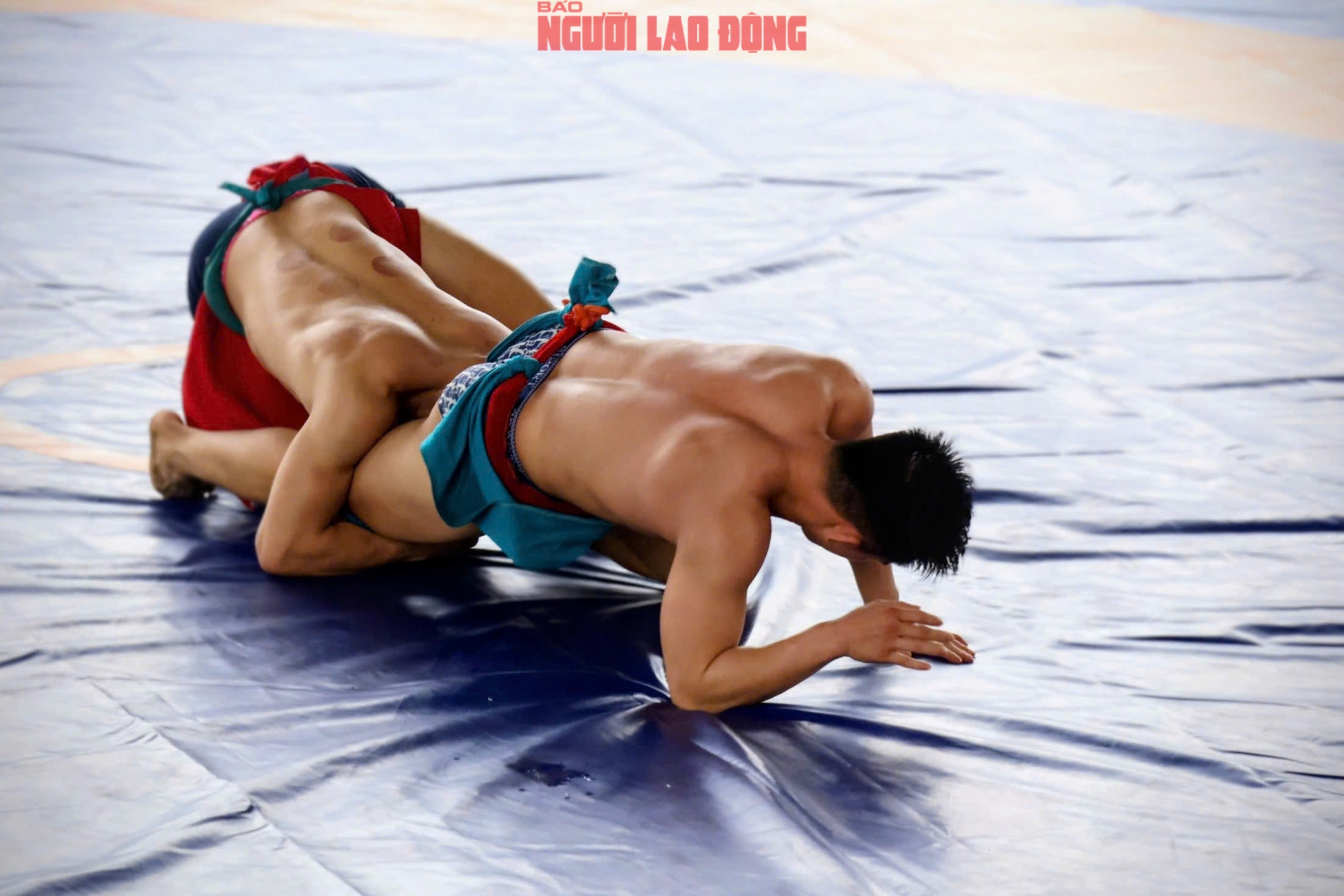 VIDEO: Mãn nhãn màn tranh tài của những nhà vô địch SEA Games với trai làng trên sới vật hội làng - Ảnh 26.