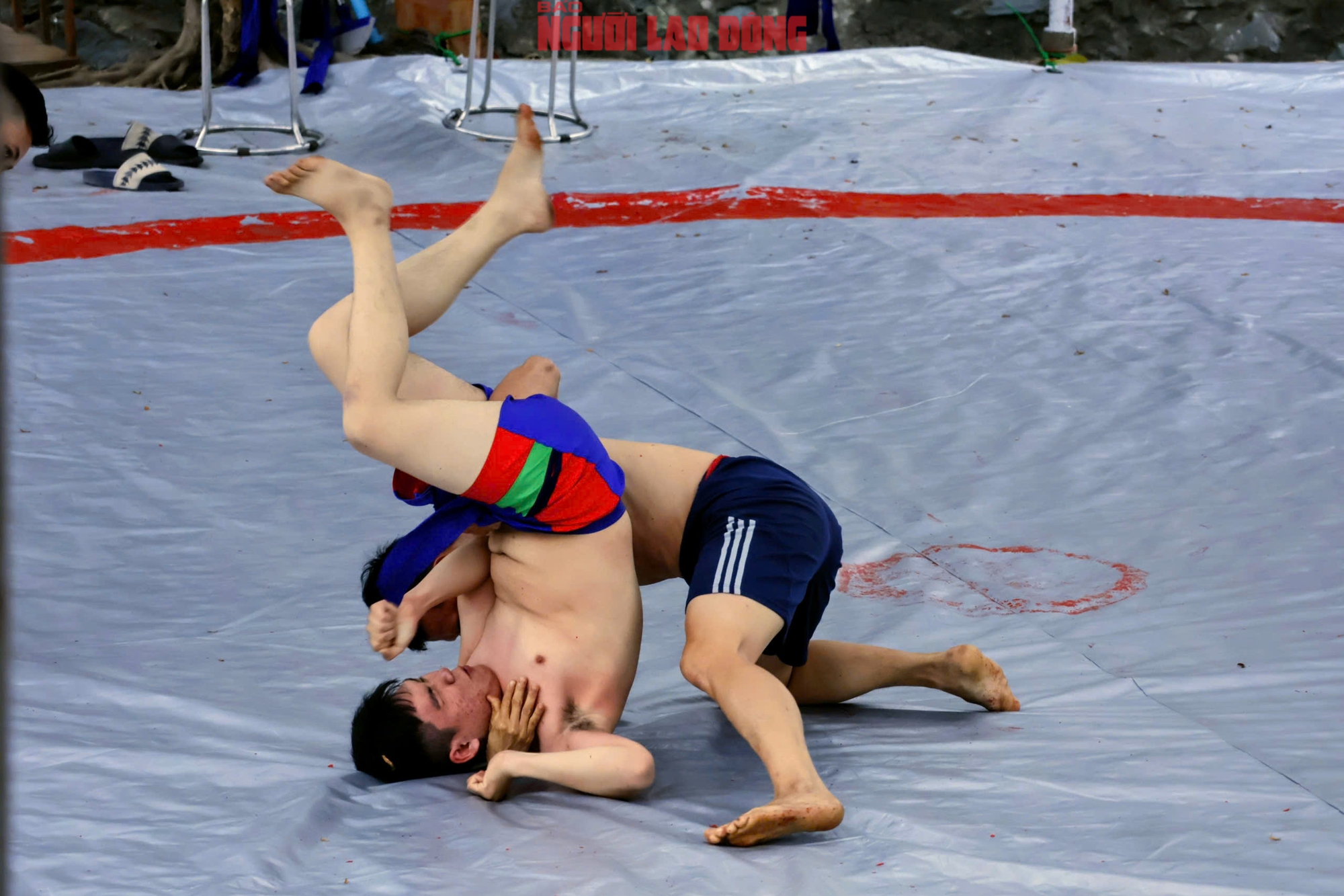 VIDEO: Mãn nhãn màn tranh tài của những nhà vô địch SEA Games với trai làng trên sới vật hội làng - Ảnh 33.